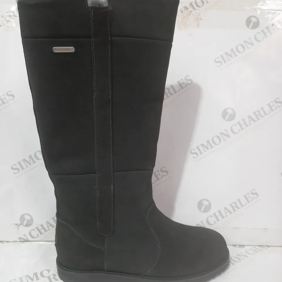 BOXED PAIR OF EMU AUSTRALIA MOONTA BOOTS IN DARK GREY SIZE 6