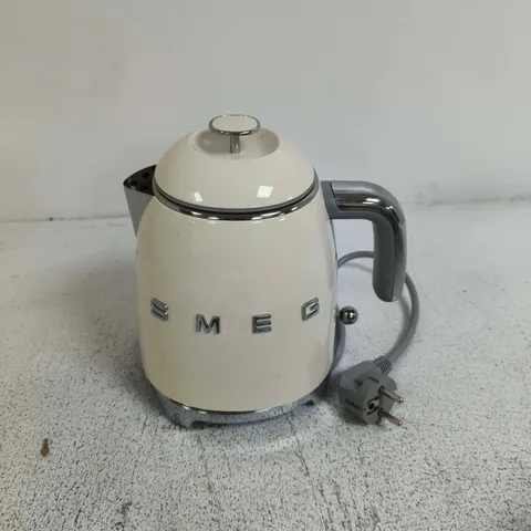 SMEG 50'S STYLE KETTLE IN CREAM