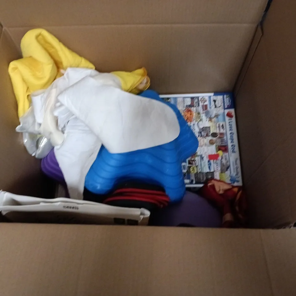 BOXED CHILDREN'S TOY ASSORTMENT: CUBE TRACK MARBLE RUN, HUNGRY HUNGRY HIPPOS, CITY BUS PLAYSET, GAMER LUCKY BAG