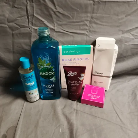 APPROXIMATEY 20 ASSORTED HEALTH AND BEAUTY PRODUCTS TO INCLUDE - RADOX BATH SOAK - BOOTS NOURISHING FOOT CREAM - CHILD'S FARM BUBBLE BATH - ETC