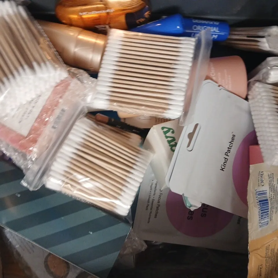 APPROXIMATELY 15 ASSORTED COSMETIC ITEMS INCLUDING VARIOUS MAKES AND BRANDS - COLLECTION ONLY