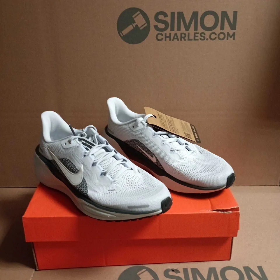 NIKE ZOOM RUNNING SHOES – WHITE/GREY SIZE 4