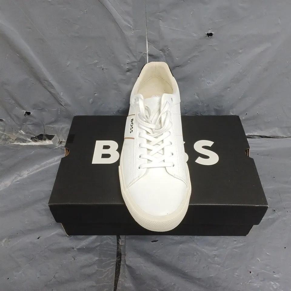 BOXED PAIR OF MENS HUGO BOSS TRAINERS SIZE 12