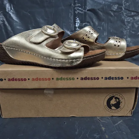 BOXED PAIR OF ADESSO LEATHER SANDALS IN GOLD SIZE 6