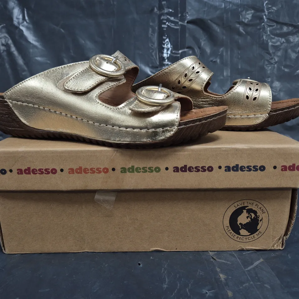 BOXED PAIR OF ADESSO LEATHER SANDALS IN GOLD SIZE 6