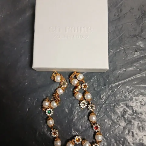 KOLEEN DIAZ GOLD-TONE NECKLACE WITH FAUX PEARLS AND CRYSTAL FLORAL ACCENTS 