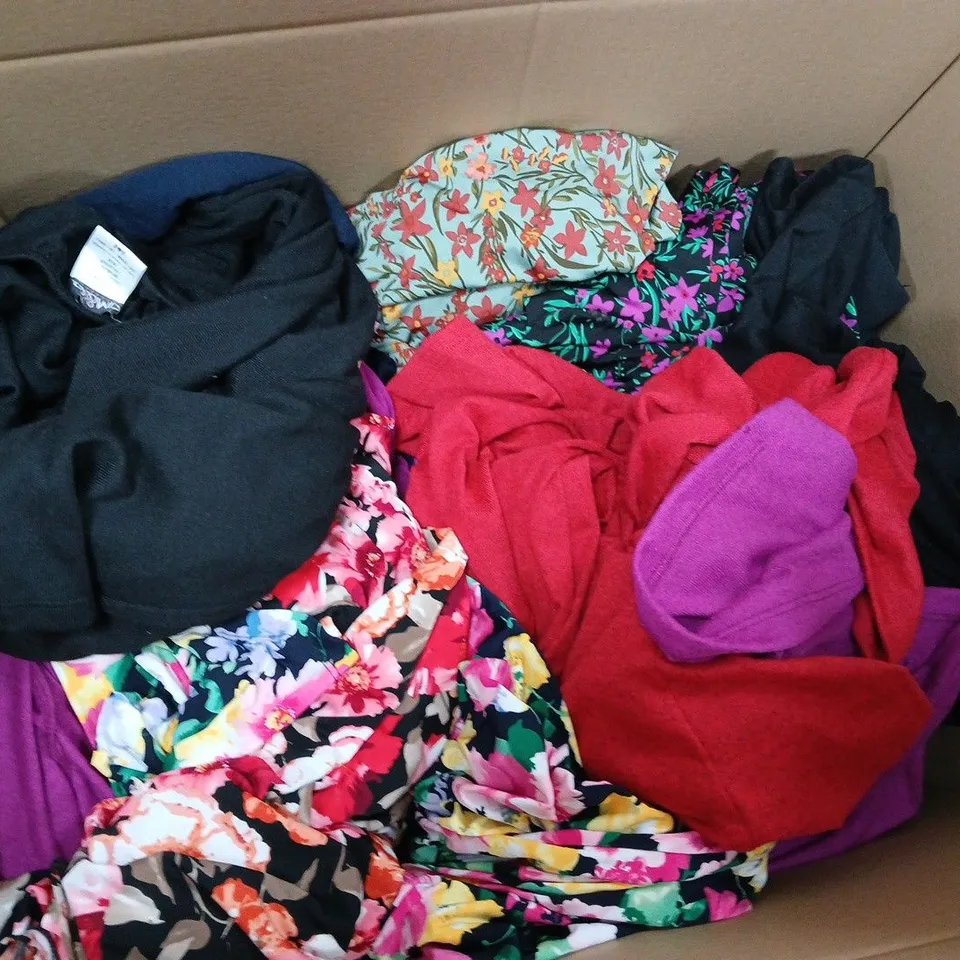 BOX OF APPROXIMATELY 15 ASSORTED CLOTHING ITEMS IN VARIOUS STYLES, COLOURS AND SIZES 