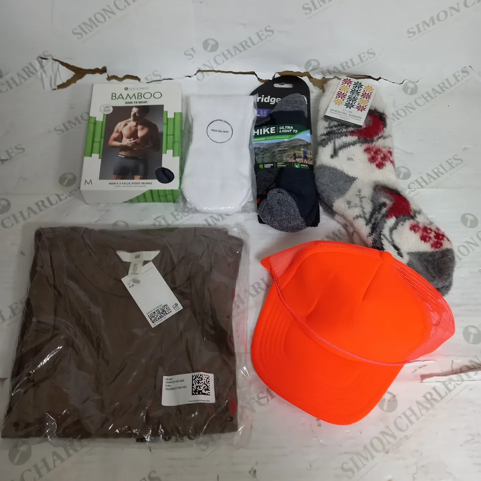 BOX OF APPROXIMATELY 22 ASSORTED CLOTHING ITEMS TO INCUDE - HAT , SOCKS , BOXERS ETC