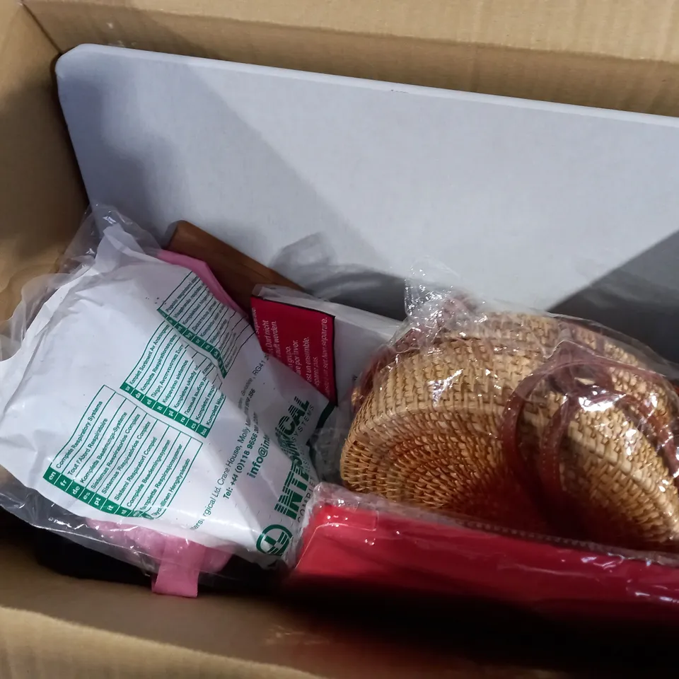 APPROXIMATELY 10 ASSORTED ITEMS TO INCLUDE SPICE RACK, COAT RACK, GARDEN HOSE ETC. 