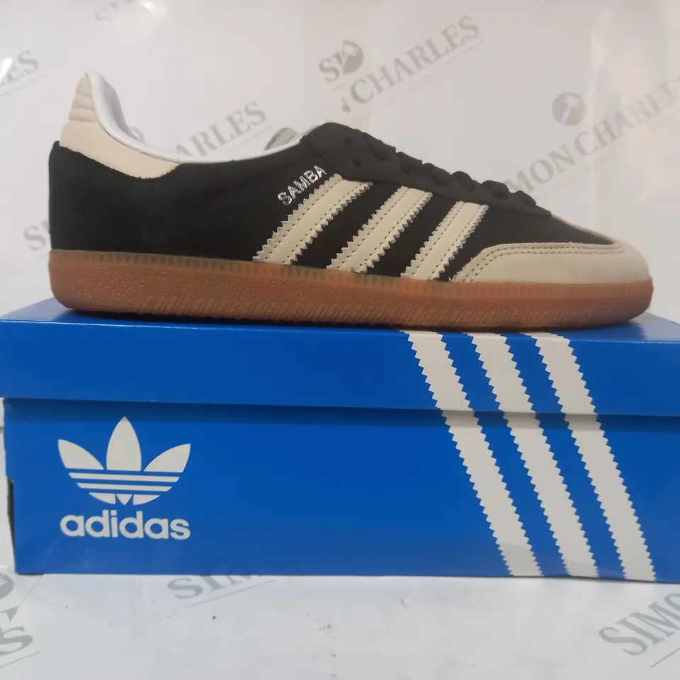 BOXED PAIR OF ADIDAS SAMBA OG SHOES IN BLACK/WHITE UK SIZE 6