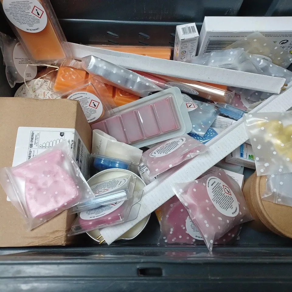 BOX OF APPROXIMATELY 12 ASSORTED ITEMS TO INCLUDE - HALOGEN G9 , 10 TEA LIGHTS , COAST SEA SALT DRIFTWOOD CANDLE ETC