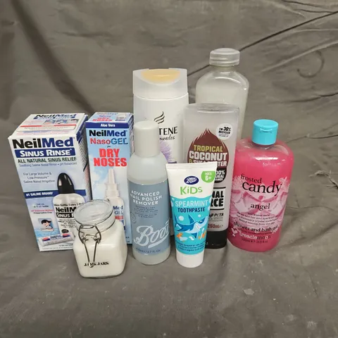APPROXIMATEY 20 HEALTH AND BEAUTY PRODUCTS TO INCLUDE - PANTENE SHAMPOO - RADOX BATH SOAK - TREACLEMOON SHOWER GEL - ETC