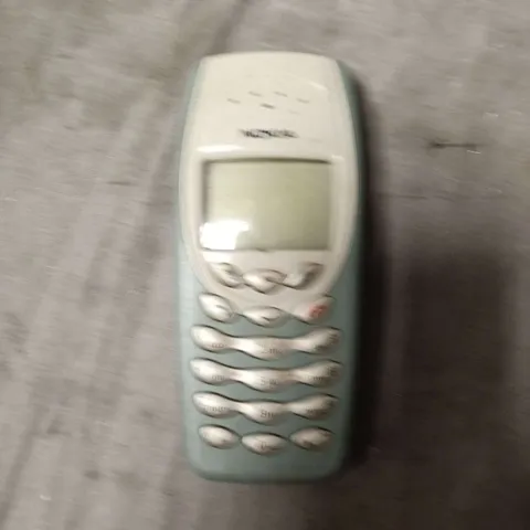 NOKIA MOBILE PHONE– WHITE AND TEAL PLASTICS 