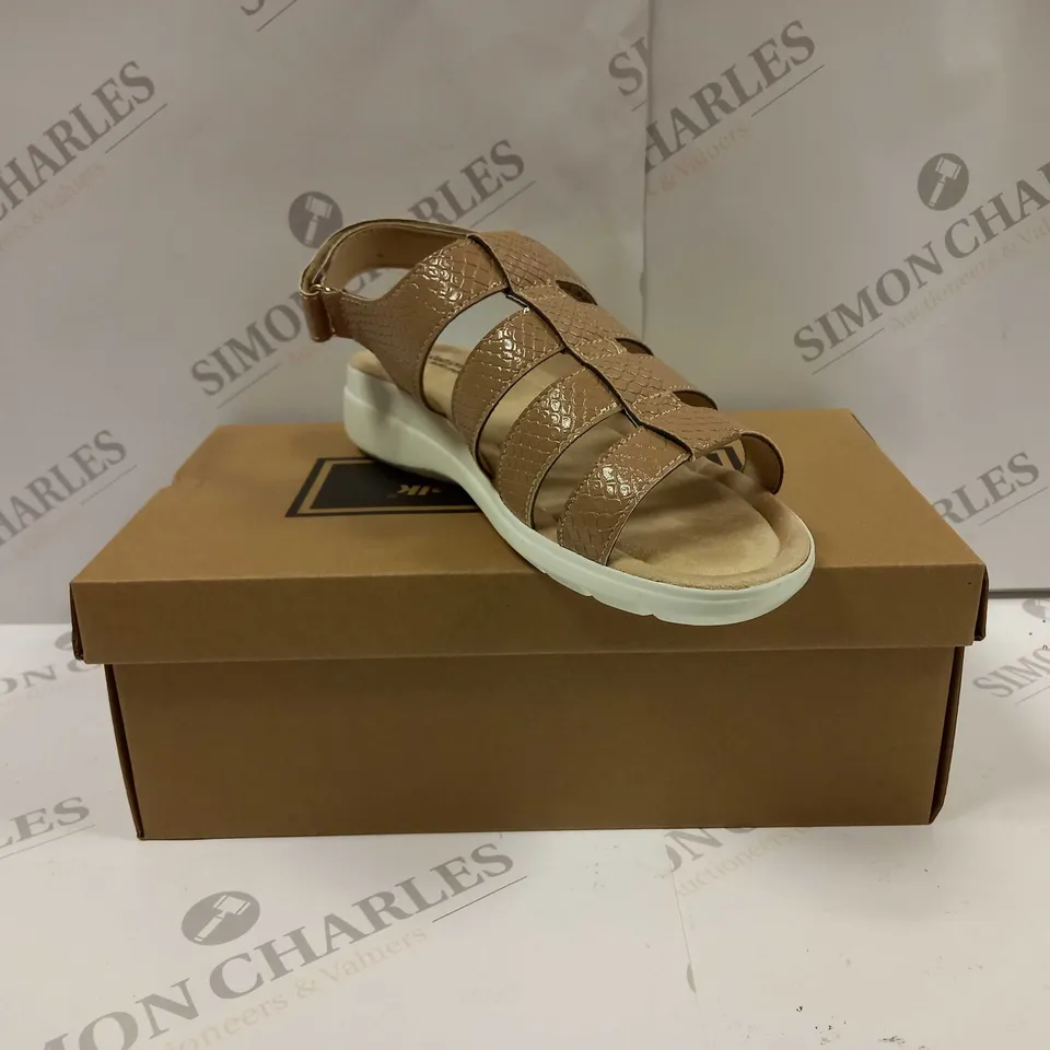BOXED PAIR OF CUSHION WALK ONE TOUCH CLOSE SANDALS IN TAN - SIZE 5