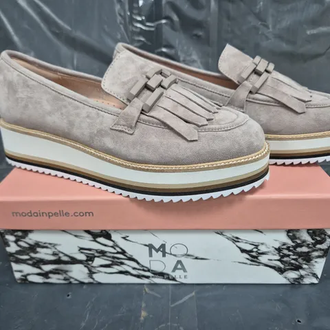 BOXED PAIR OF MODA IN PELLE FERNANDA LOAFERS IN TAUPE SIZE 4