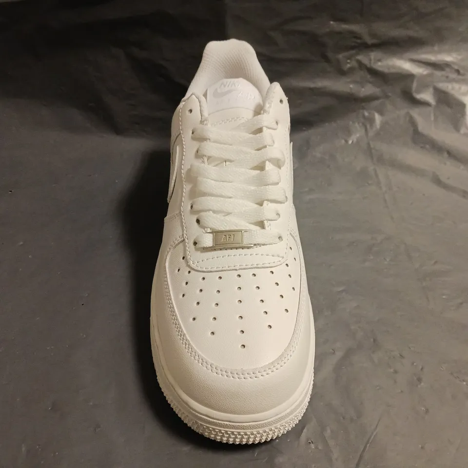 BOXED PAIR OF NIKE AIR FORCE 1 '07 SHOES IN WHITE UK SIZE 7.5