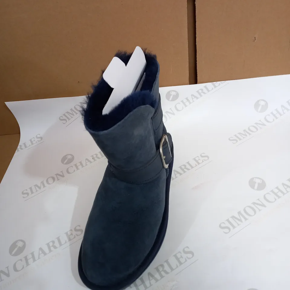 BOX OF PAIRED EMU AUSTRALIA INDIGO BOOTS UK SIZE 5