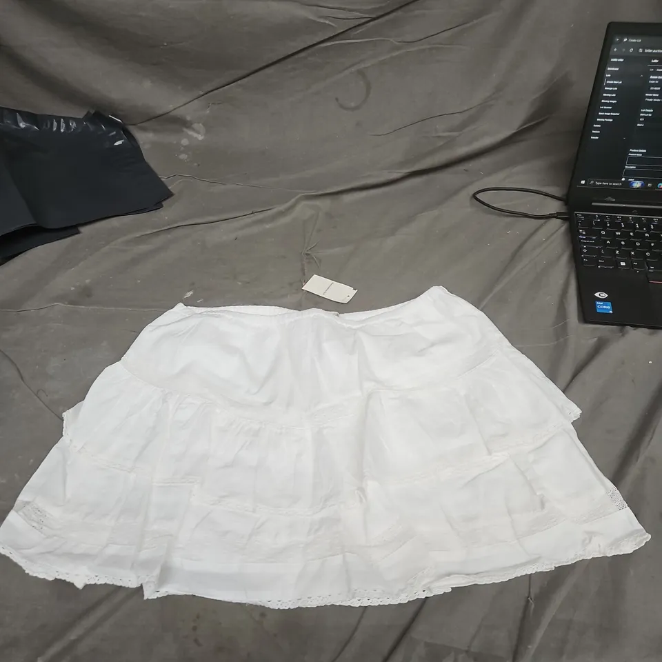 ABERCROMBIE & FITCH WHITE SKIRT – UK 6 (MEDIUM) – LACE TRIM
