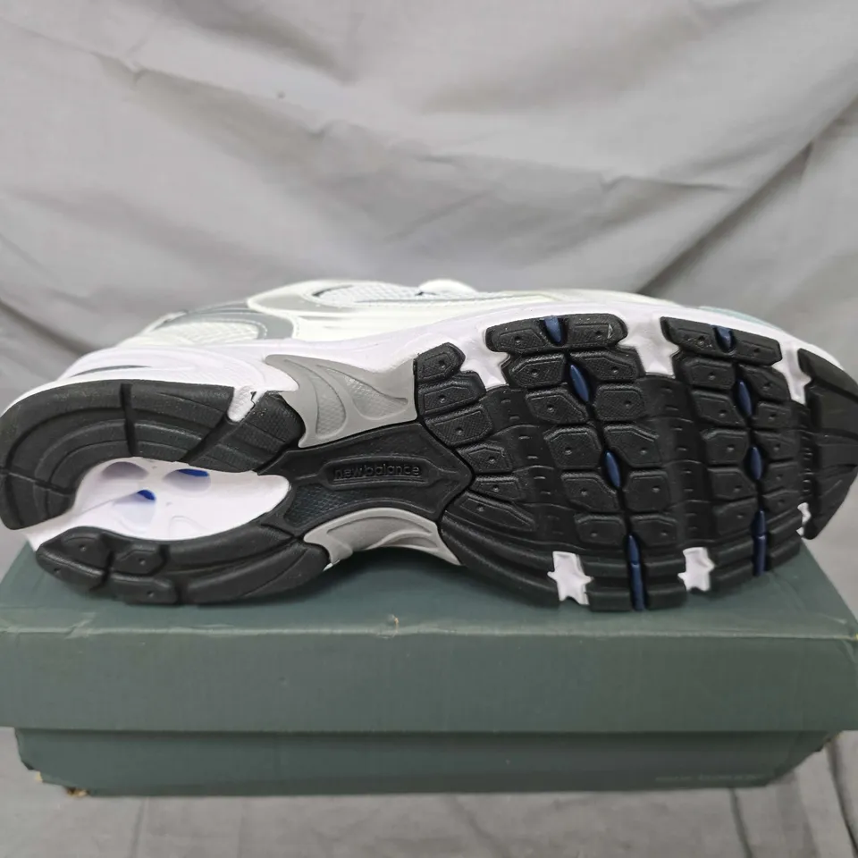 BOXED PAIR OF NEW BALANCE 530 ABZORB TRAINERS IN SILVER/WHITE - UK 7.5