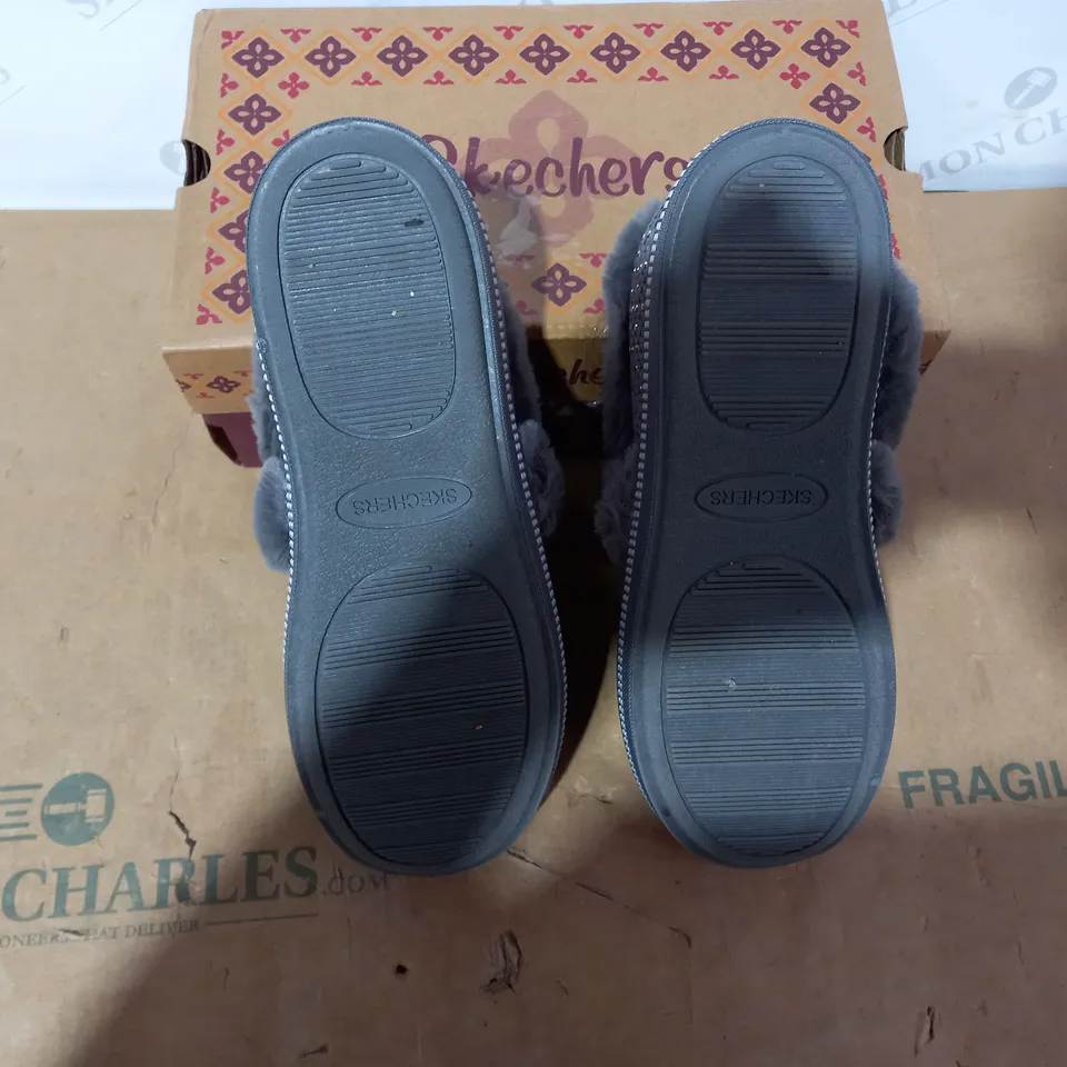 BOXED PAIR OF SKECHERS SLIPPERS - SIZE 6.5