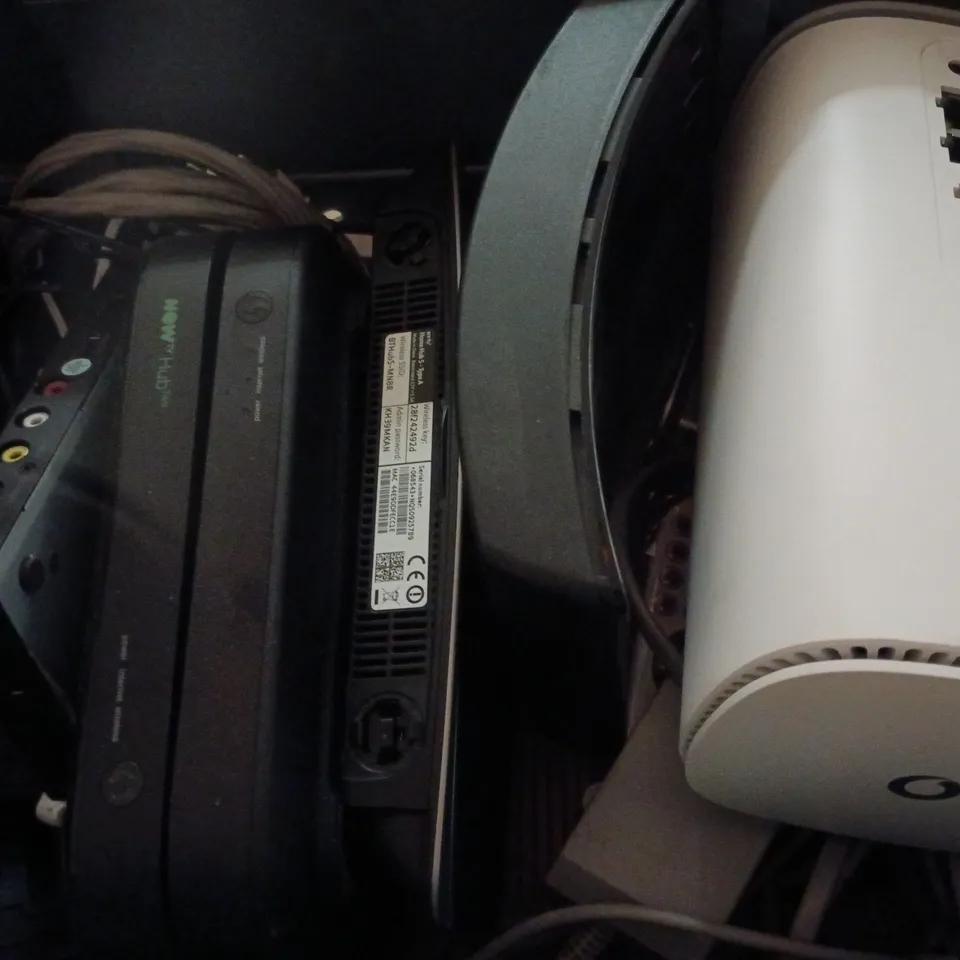 APPROXIMATELY 8 ASSORTED ELECTRICAL PRODUCTS TO INCLUDE THOMSON WIRELESS TRANSMITTER, VODAFONE GIGACUBE, BT HOME HUB, ETC