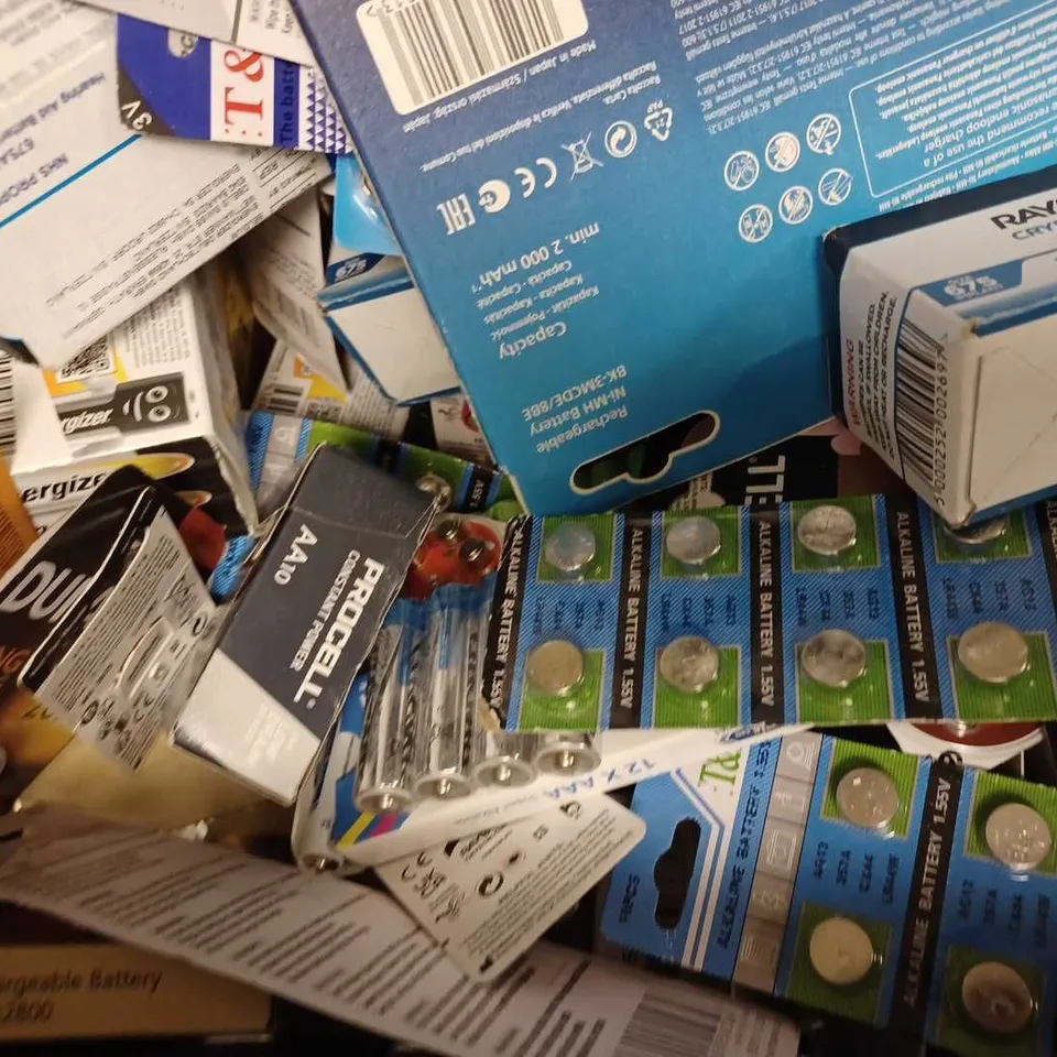 LOT OF A LARGE QUANTITY OF ASSORTED BATTERIES TO INCLUDE PANASONIC LITHIUM COIN, KODAK AA, PANASONIC ENELOOP RECHARGABLE AA, ETC