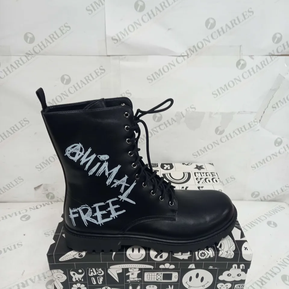 BOXED PAIR OF KOI FOOTWEAR THE STATEMENT ANIMAL FREE MENS MILITARY BOOTS - SIZE 11