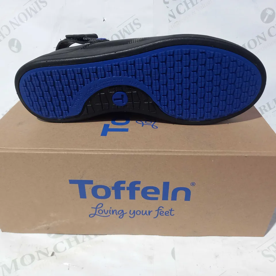 BOXED PAIR OF TOFFELN ULTRALITE CLOG SLIP ON SHOES IN BLACK UK SIZE 9