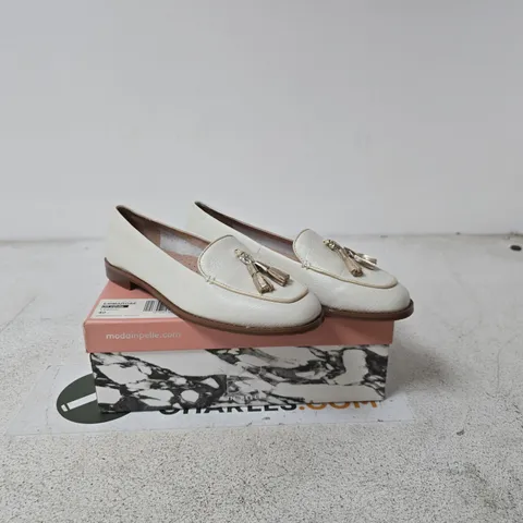 MODA IN PELLE EMMAROSE LOAFER OFF WHITE SIZE 7