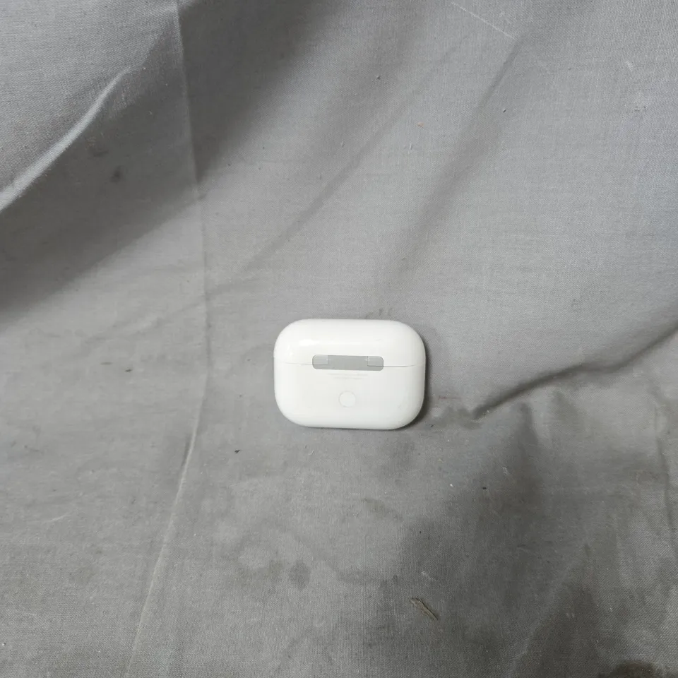 WHITE EARBUDS WITH CHARGING CASE