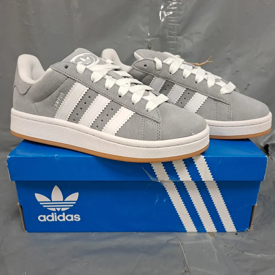 BOXED PAIR OF ADIDAS 00S J SHOES IN GREY/WHITE SIZE UK 4