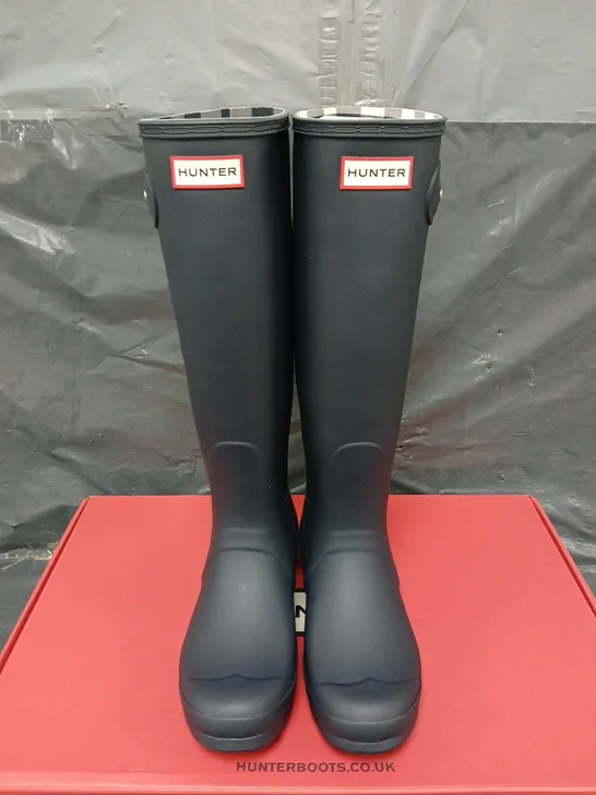 Lot 528: BOXED PAIR OF HUNTER WOMENS ORIGINAL TALL GINGHAM BOOTS - UK ...