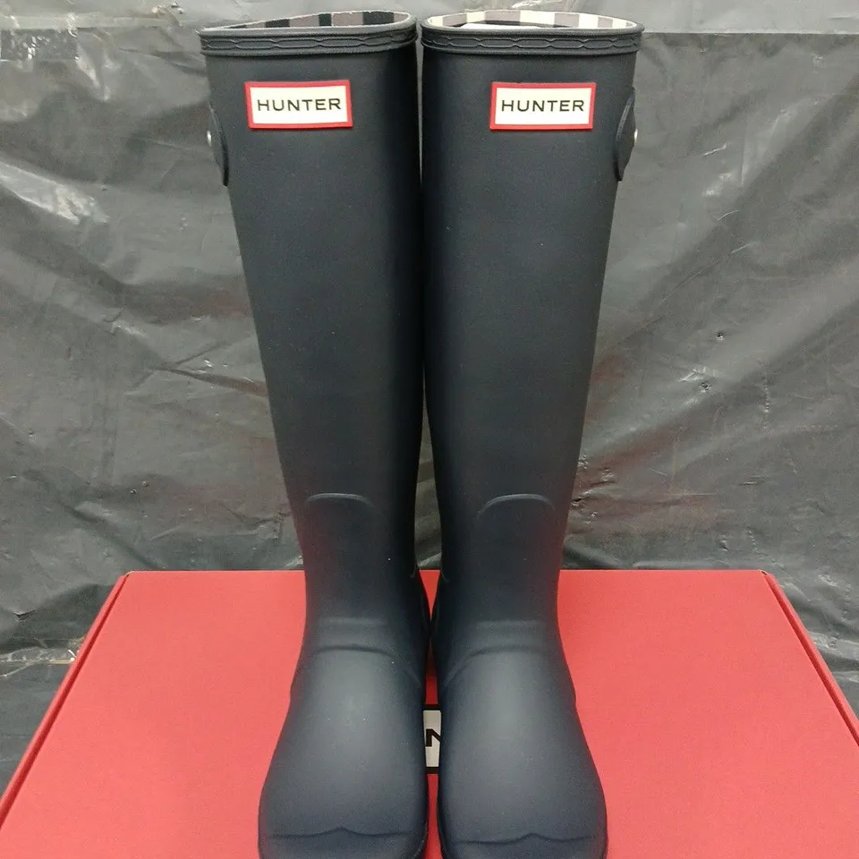 BOXED PAIR OF HUNTER WOMENS ORIGINAL TALL GINGHAM BOOTS - UK SIZE 6