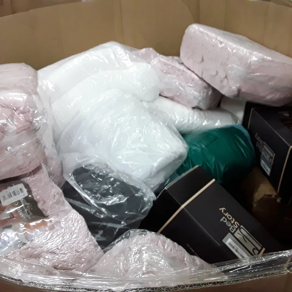 PALLET CONTAINING ASSORTED PILLOWS & CUSHIONS INCLUDING BODY PILLOWS, SQUID CUSHION, MEMORY FOAM SEAT CUSHION, MEMORY FOAM PILLOW