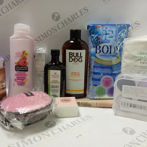 BOX OF APPROX 10 ASSORTED BEAUTY PRODUCTS TO INCLUDE NATURE SPELL NATURAL ROSEMARY OIL. BULL DOG SHOWER GEL, MAKEUP EGG SPONGES, ETC