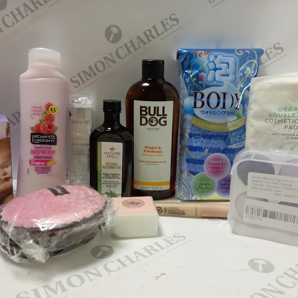 BOX OF APPROX 10 ASSORTED BEAUTY PRODUCTS TO INCLUDE NATURE SPELL NATURAL ROSEMARY OIL. BULL DOG SHOWER GEL, MAKEUP EGG SPONGES, ETC