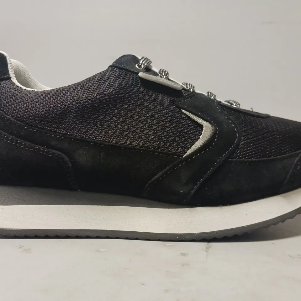 BOXED PAIR OF ACTIVITY BY PODARTIS SHOE SIN BLACK/WHITE UK SIZE 5