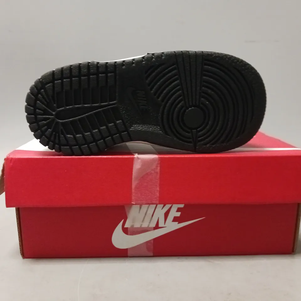 BOXED PAIR OF NIKE DUNK LOW KIDS SHOES IN BLACK/WHITE UK SIZE 6.5