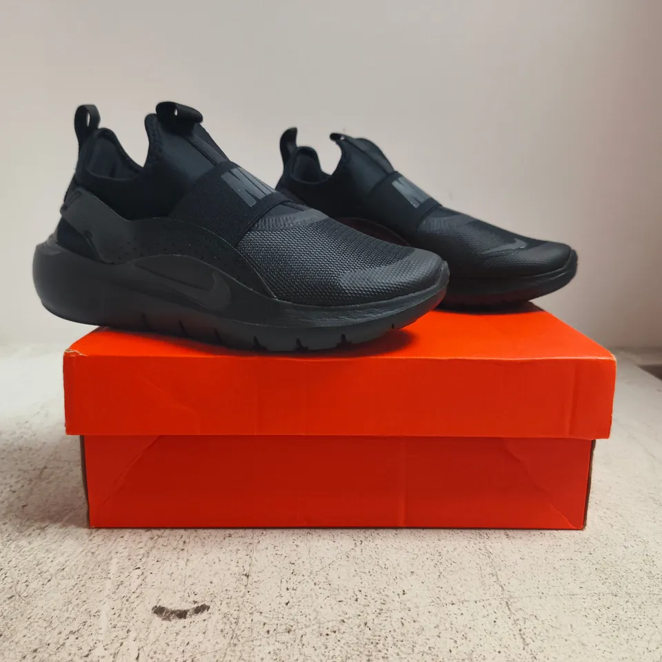 BOXED PAIR OF NIKE FLEX RUNNER 4 TRAINERS IN BLACK SIZE UK 3