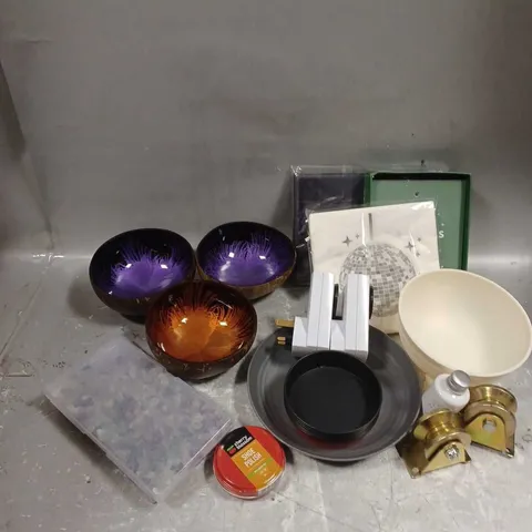 APPROXIMATELY 12 ASSORTED HOUSEHOLD ITEMS TO INCLUDE - BOWLS - CRAFT ROCKS - SCULPOT GLOSS VARNISH - ETC