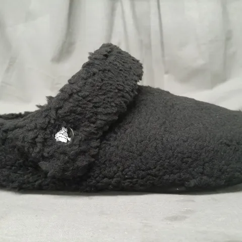PAIR OF CROCS CLASSIC COZZZY SLIPPERS IN BLACK UK SIZE M7/W8