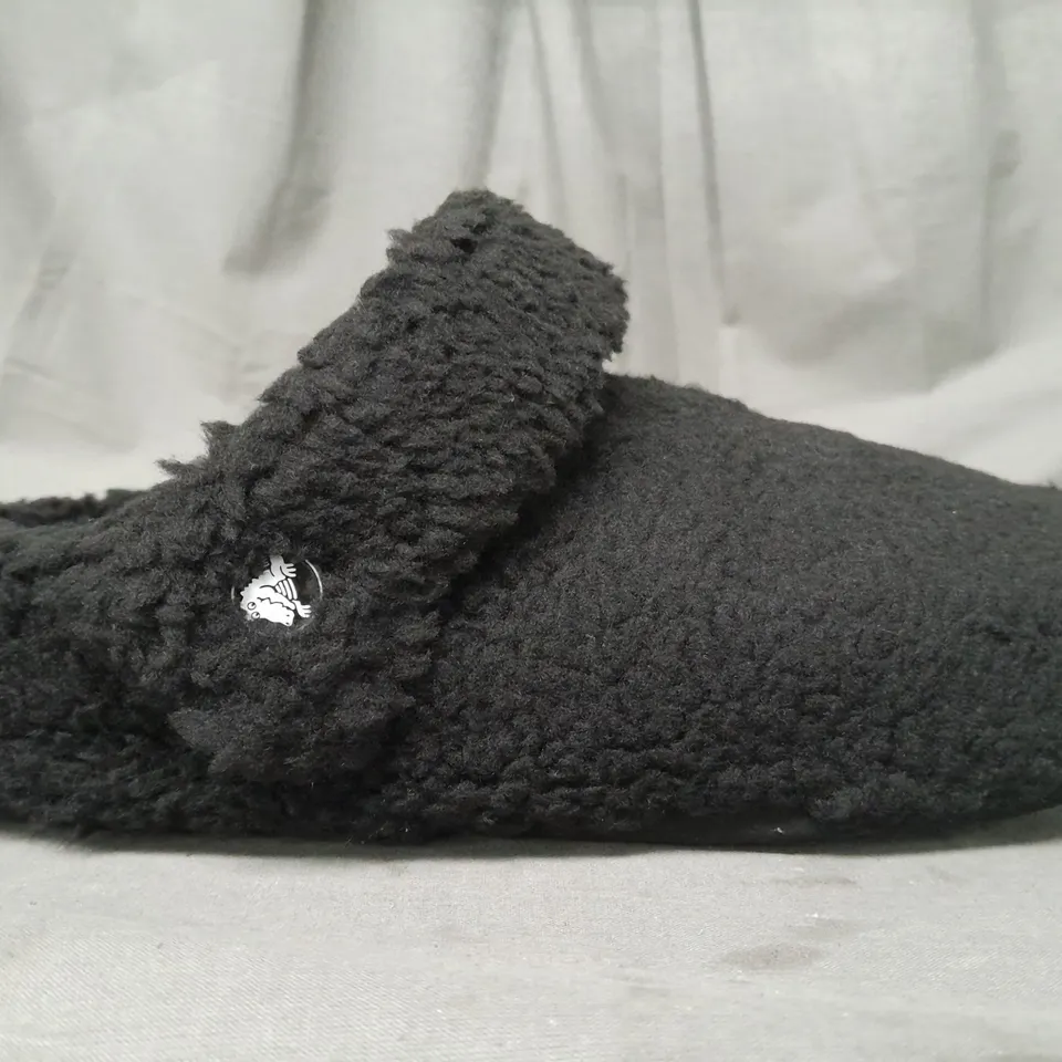 PAIR OF CROCS CLASSIC COZZZY SLIPPERS IN BLACK UK SIZE M7/W8