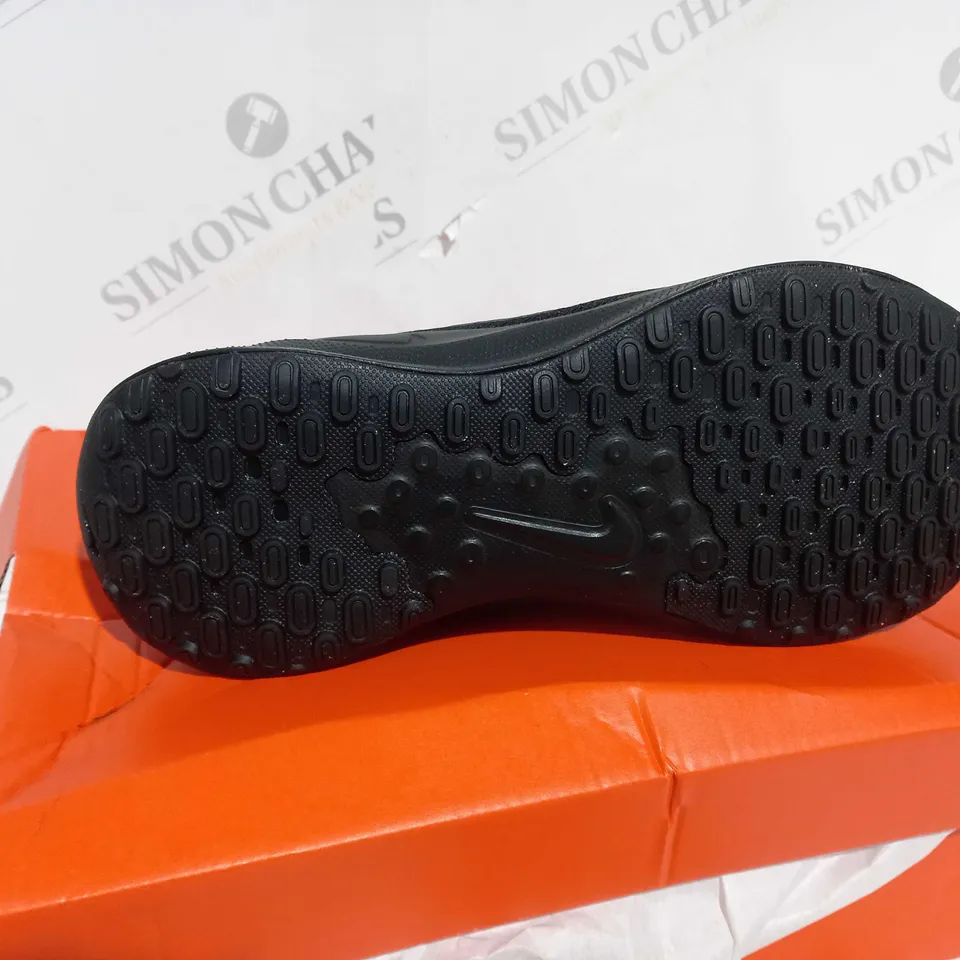 BOXED NIKE REVOLUTION 7 BLACK - UK SIZE 5