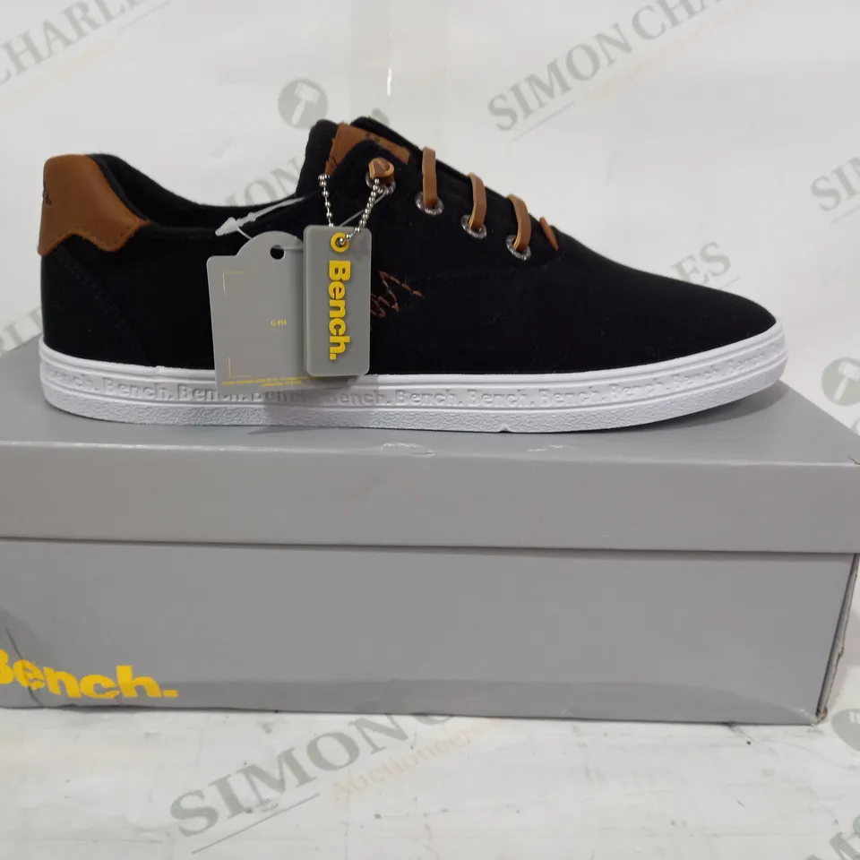BOXED PAIR OF BENCH SHOES IN BLACK/BROWN EU SIZE 39