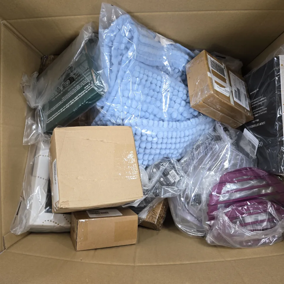 APPROXIMATELY 15 ASSORTED ITEMS TO INCLUDE OSPREY LONDON SCARF, BATH MAT SET, SOLAR METAL LANTERN, ETC - COLLECTION ONLY