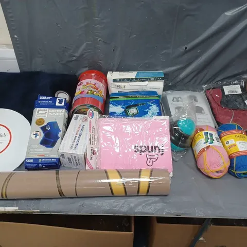 BOX OF APPROXIMATELY 15 ASSORTED ITEMS TO INCLUDE - WATERPROOF OUTDOOR SOCKET, JEWELLERY BOX, AND PROCEDURE MASK BOX ETC. 