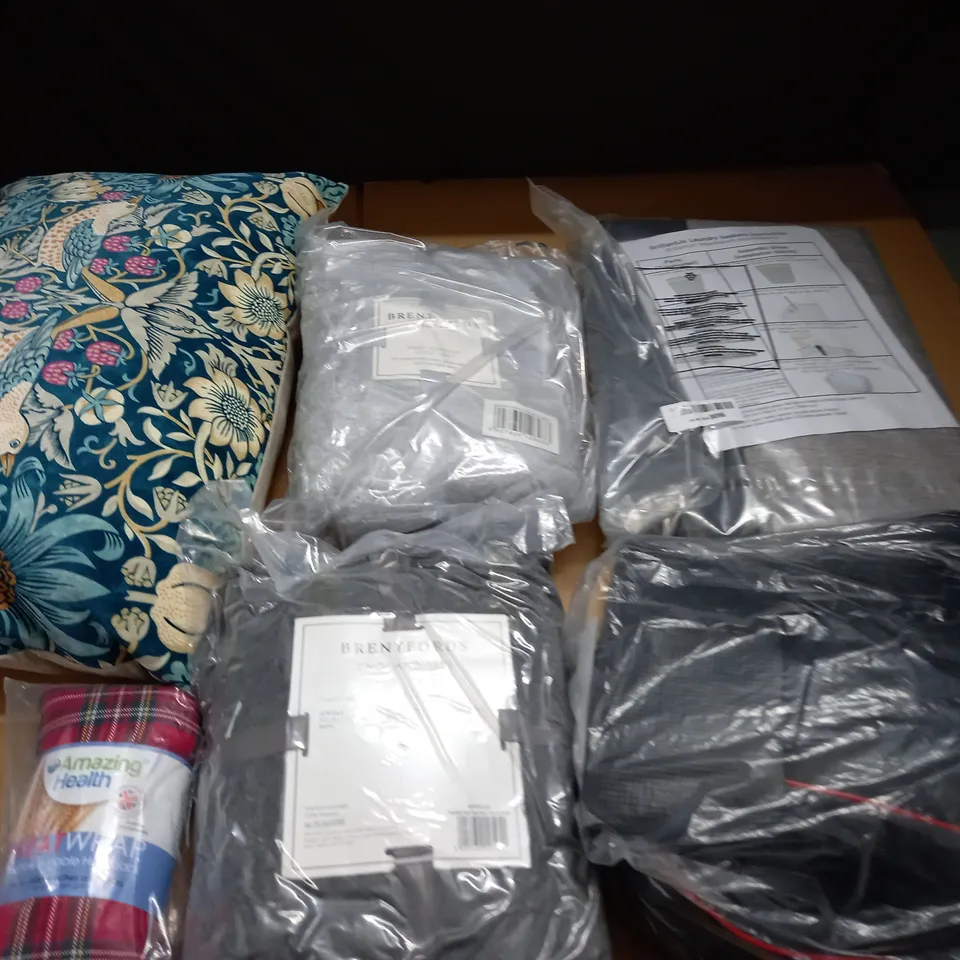 LOT OF ASSORTED HOME FARIC ITEMS TO INCLUDE FILLED MORRIS & CO CUSHION AND BRENTFORDS TEDDY FITTED SHEETS
