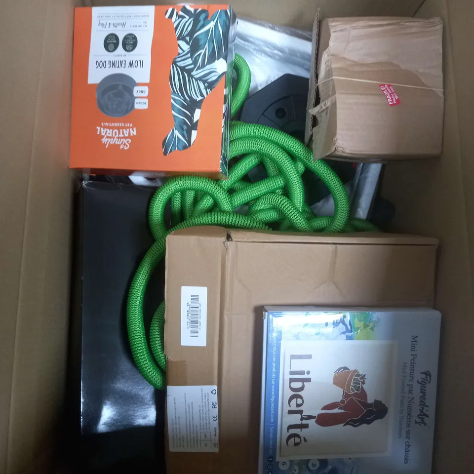 BOX OF APROXIMATELY 15 ASSORTED HOUSEHOLD ITEMS TOO INCLUDE WALLPAPER , SHEETS , BOTTLES , ETC  