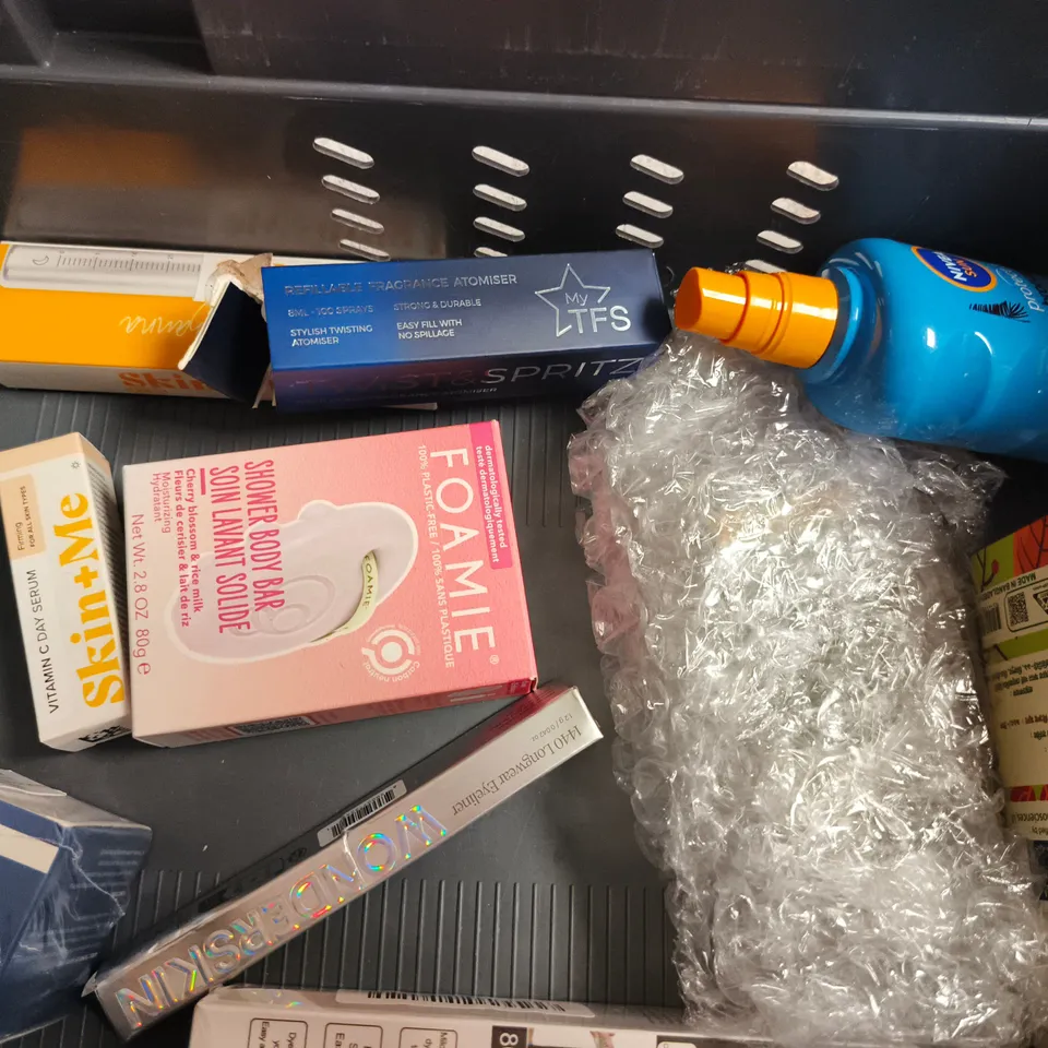 APPROX 12 ASSORTED BEAUTY PRODUCTS TO INCLUDE HAIRBURST SHAMPOO, RITUALS... BATH/SHOWER OIL, CHARCOAL NOSE STRIPS, ETC