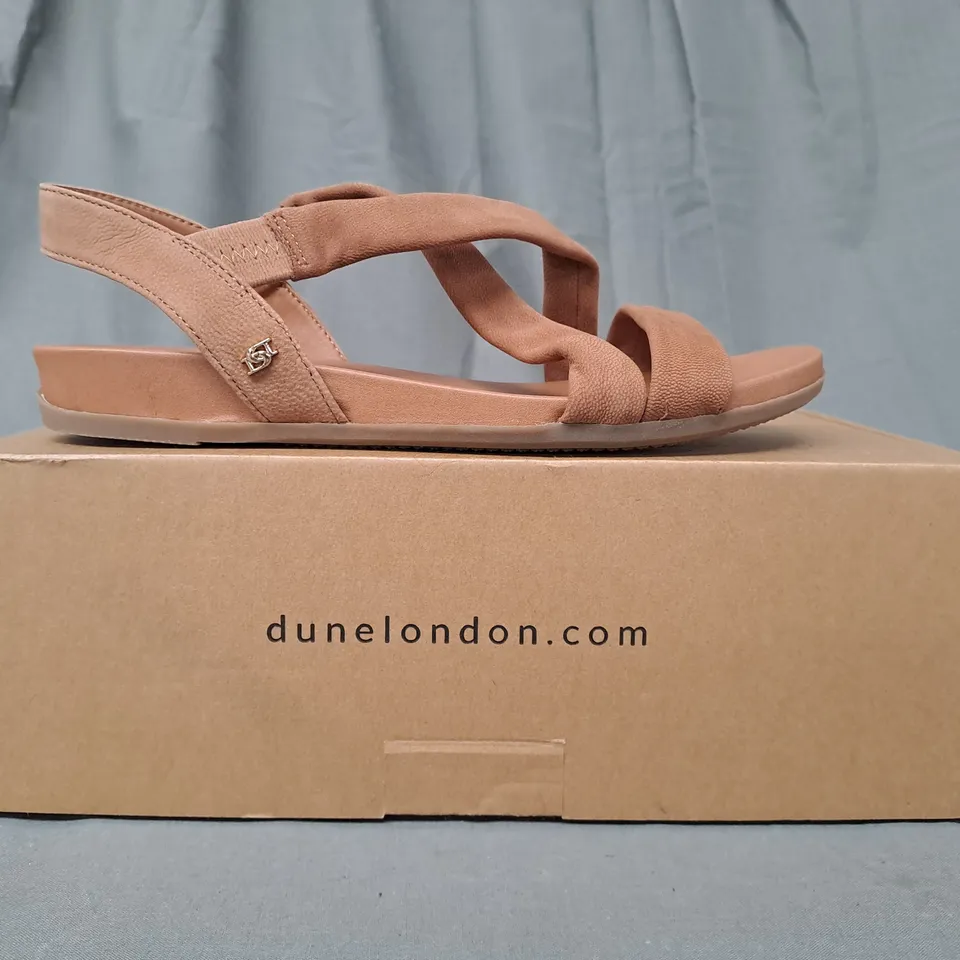 BOXED PAIR OF DUNE LONDON LANDIES OPEN TOE CROSS STRAP SANDALS IN CAMEL EU SIZE 37